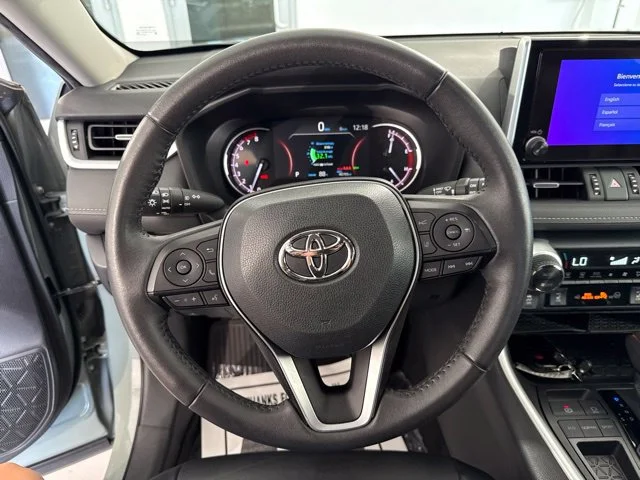 Used 2023  Toyota XLE Premium image 30