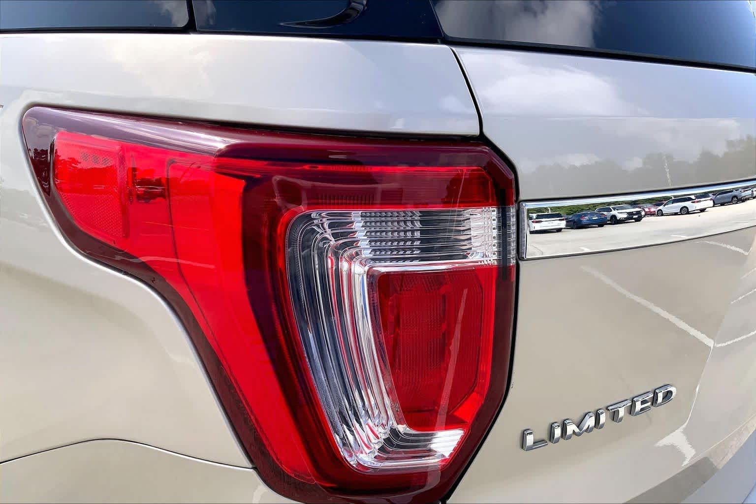 Used 2017 White Gold Metallic Ford Limited image 25