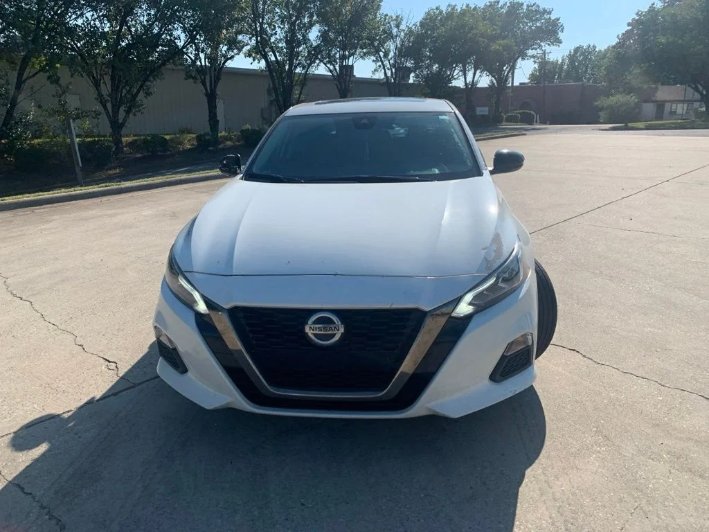 Used 2021 White Nissan 2.5 SR image 4
