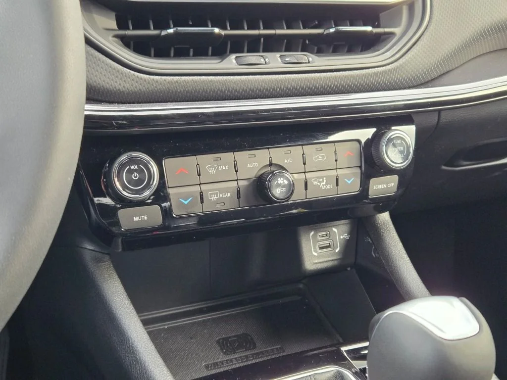 New 2026 Diamond Black Crystal Pearlcoat Jeep Latitude image 26