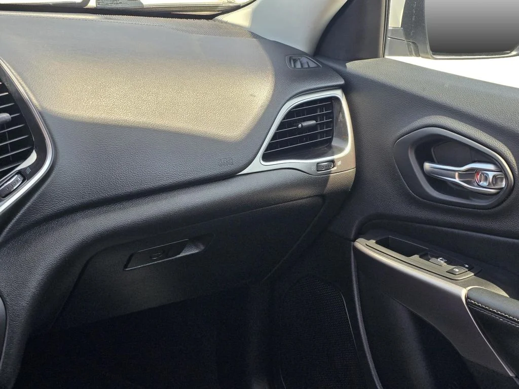 Used 2019 White Jeep Limited image 17