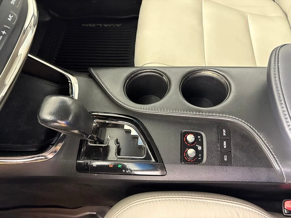 Used 2018 Silver Toyota XLE image 29
