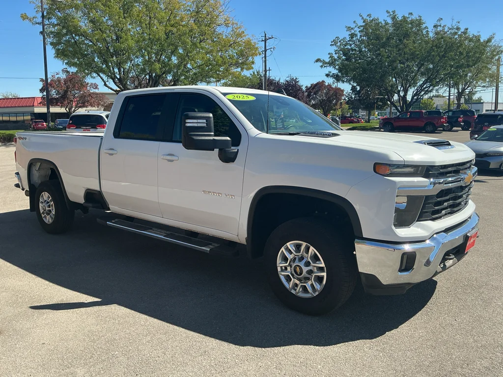 Used 2025 SUMMIT WHITE Chevrolet LT image 3