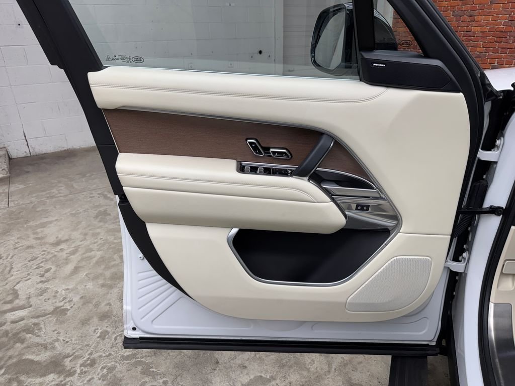 Used 2023 White Land Rover SE image 9