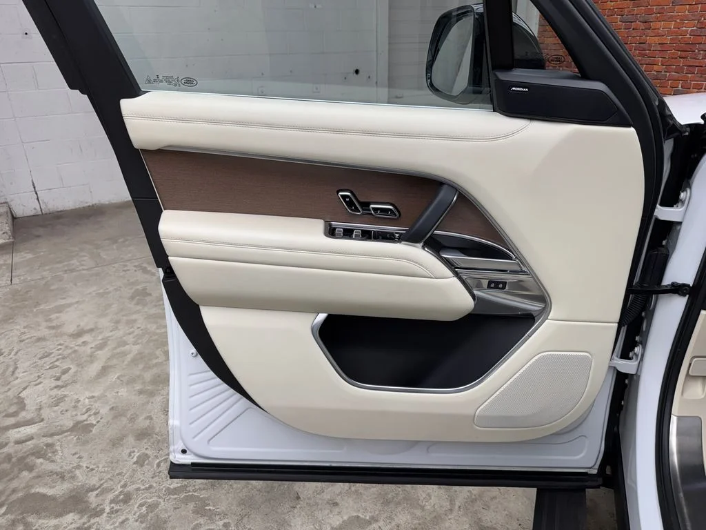 Used 2023 White Land Rover SE image 9