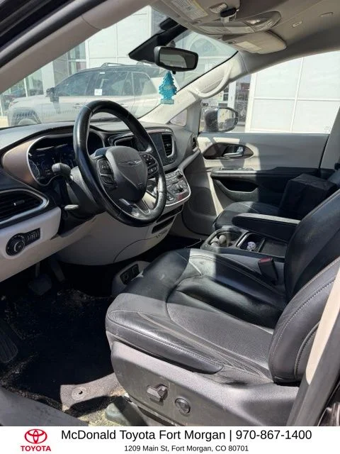 Used 2018 Red Chrysler Touring L image 6