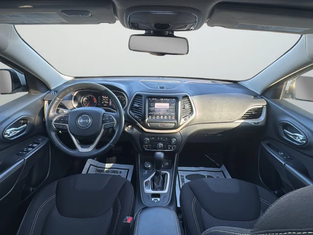 Used 2017 White Jeep Latitude image 9