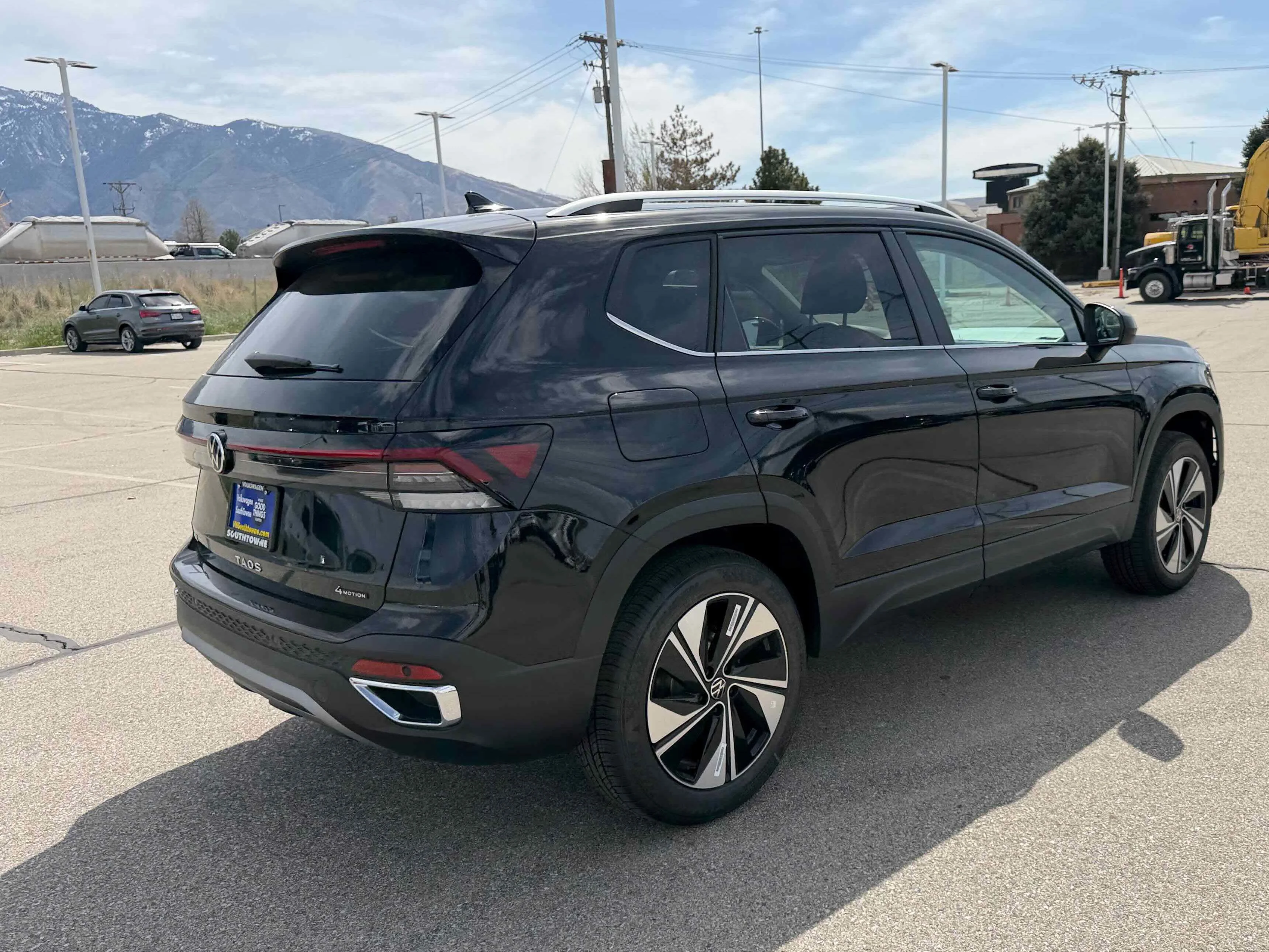New 2026 Deep Black Volkswagen SE image 7