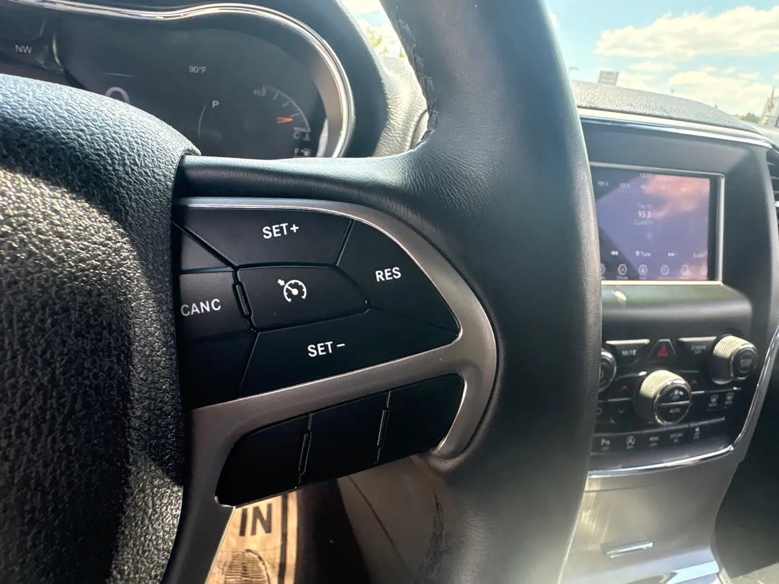 Used 2018 Diamond Black Crystal Pearlcoat Jeep Limited image 24