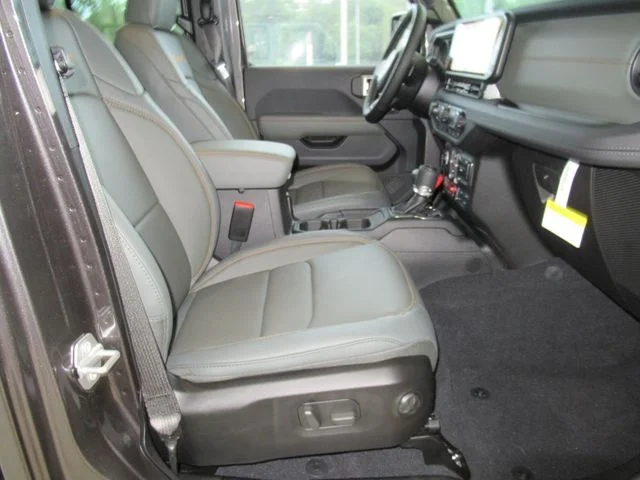 New 2026 Granite Crystal Metallic Clear-Coat Exterior Paint Jeep Mojave X image 11