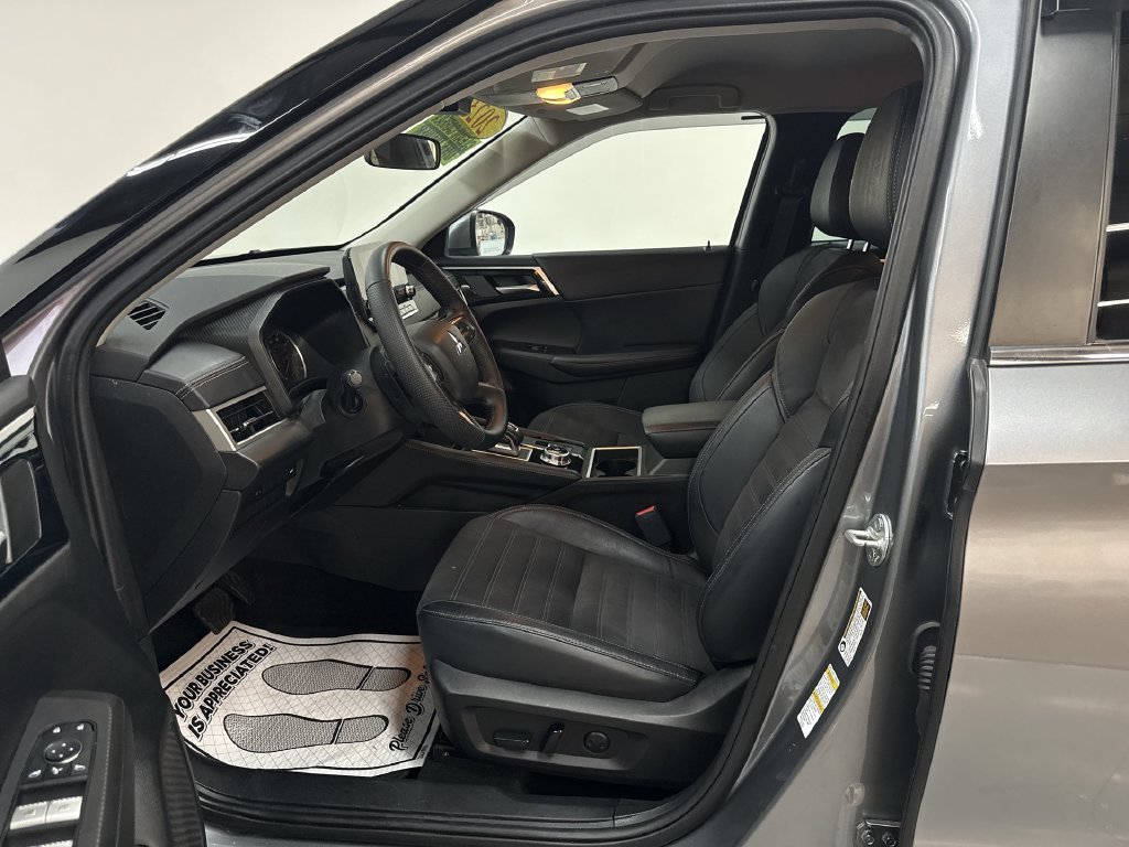 Used 2023 Gray Mitsubishi SE image 12