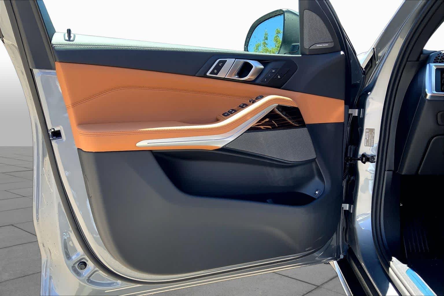 New 2026 Skyscraper Grey Metallic BMW xDrive50e image 10