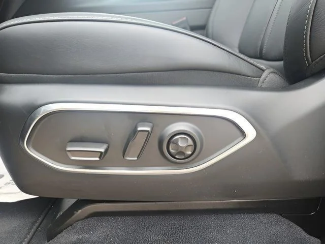 New 2026 High Gloss Black Exterior Paint Jeep Limited Altitude image 12
