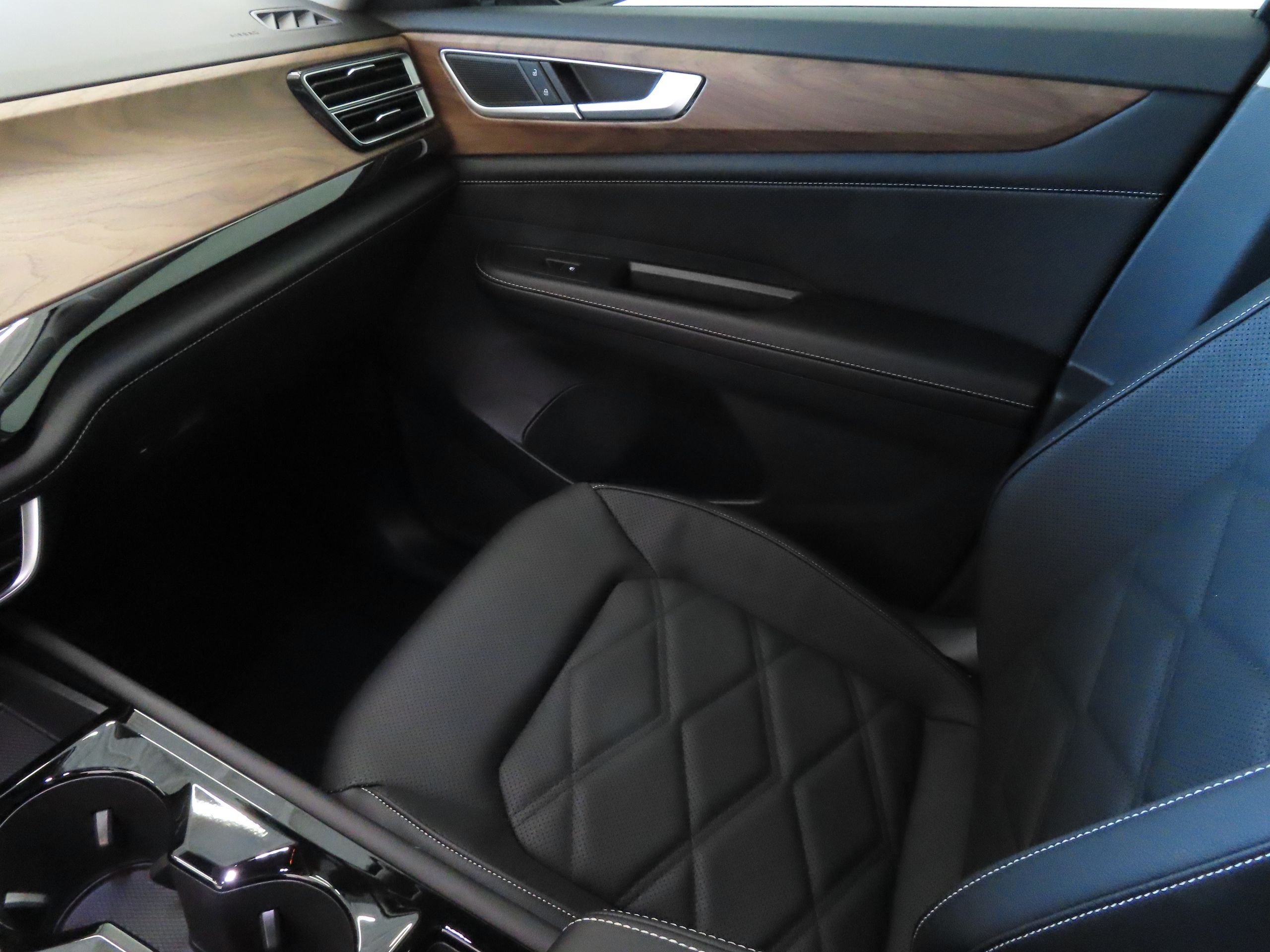 New 2026 Black Volkswagen 2.0T SE w/Technology image 19