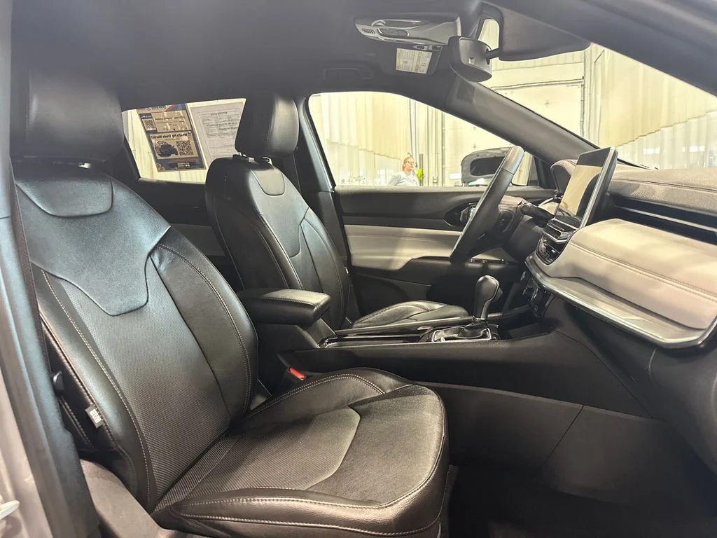 Used 2023 Silver Jeep Limited image 33