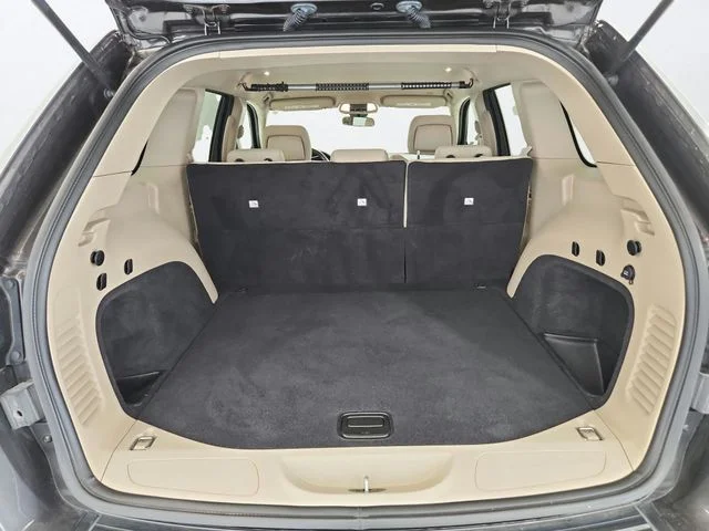 Used 2021 Granite Crystal Clearcoat Metallic Jeep Laredo E image 22