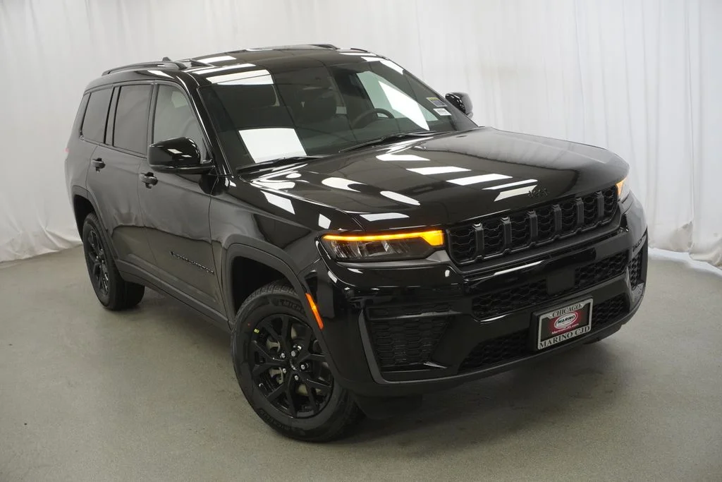 New 2026 Diamond Black Crystal Pearl-Coat Exterior Paint Jeep Altitude image 8