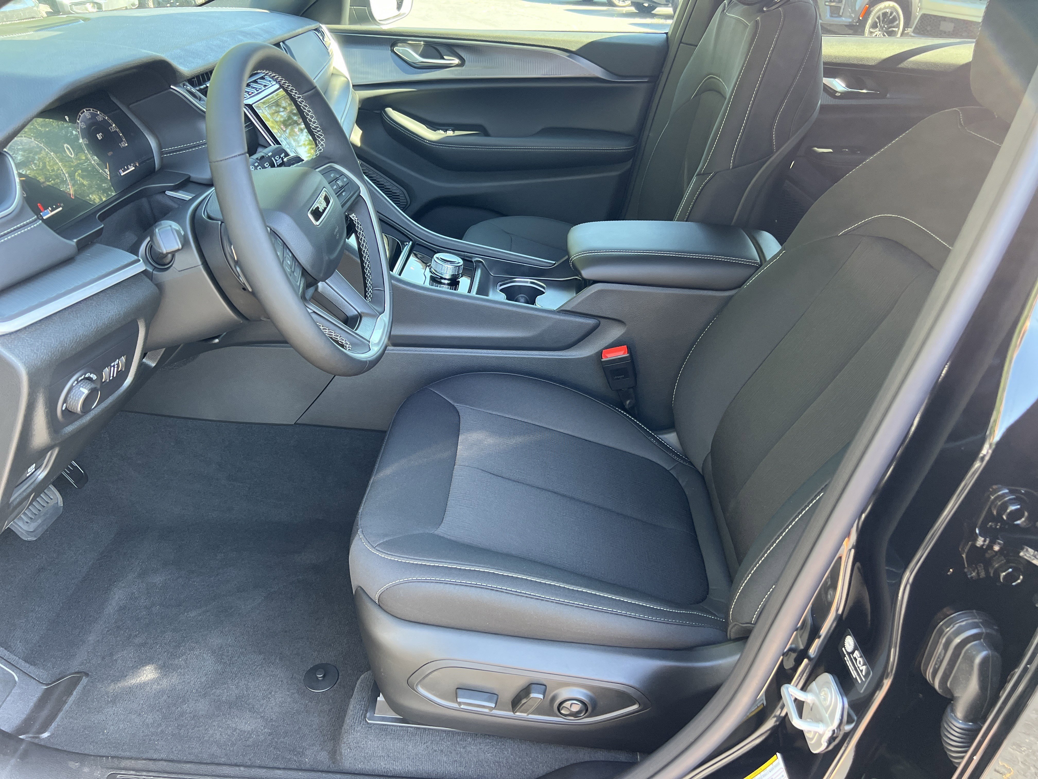 New 2026 Diamond Black Crystal Pearlcoat Jeep Laredo X image 11