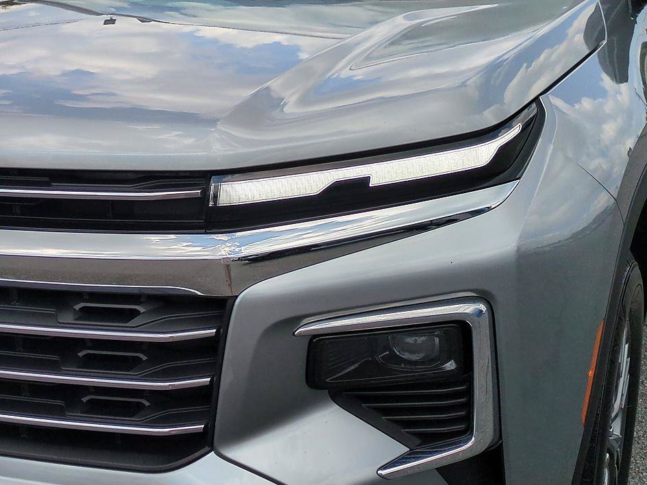 Used 2025 Sterling Gray Metallic Chevrolet FWD LT image 9