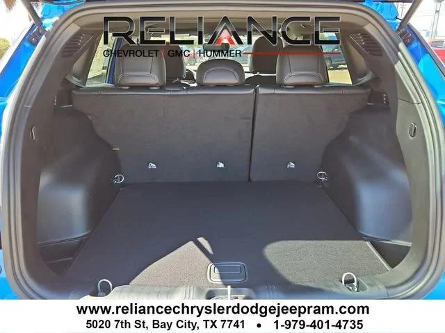 New 2026 Hydro Blue Pearl-Coat Exterior Paint Jeep Latitude image 7