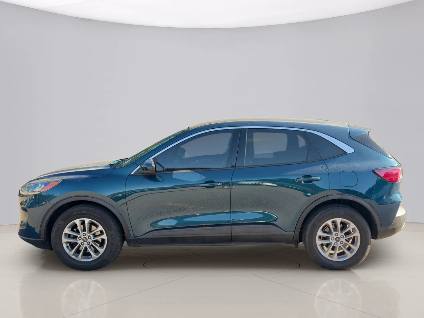 Used 2020 Green Ford SE image 2
