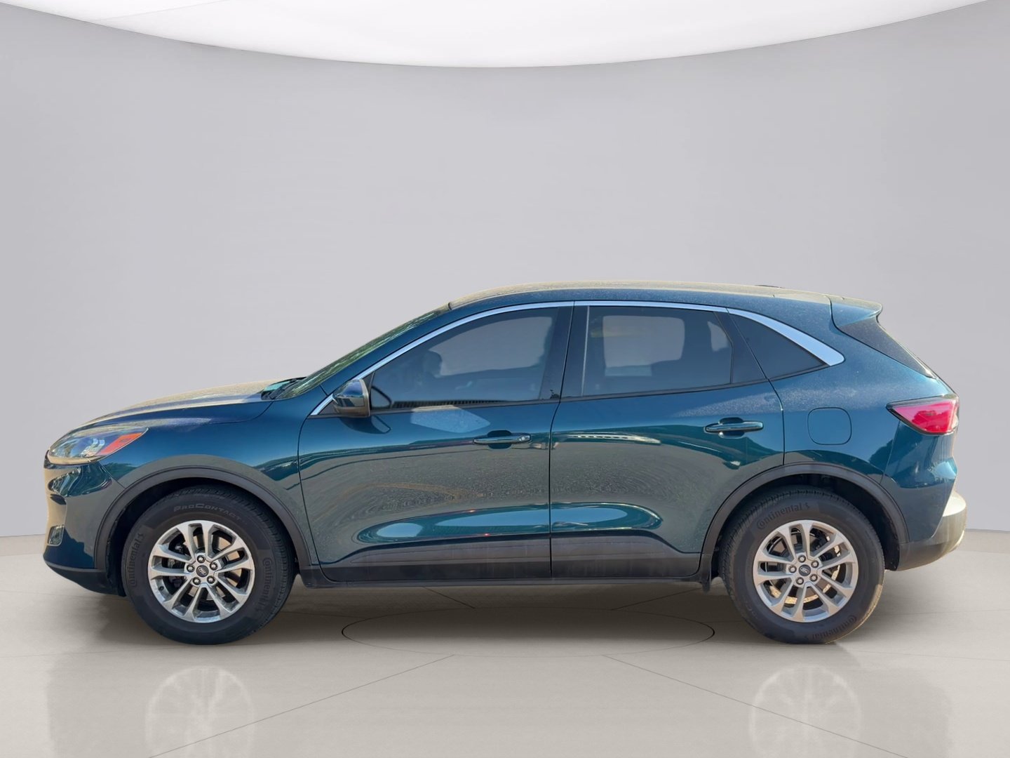 Used 2020 Green Ford SE image 2