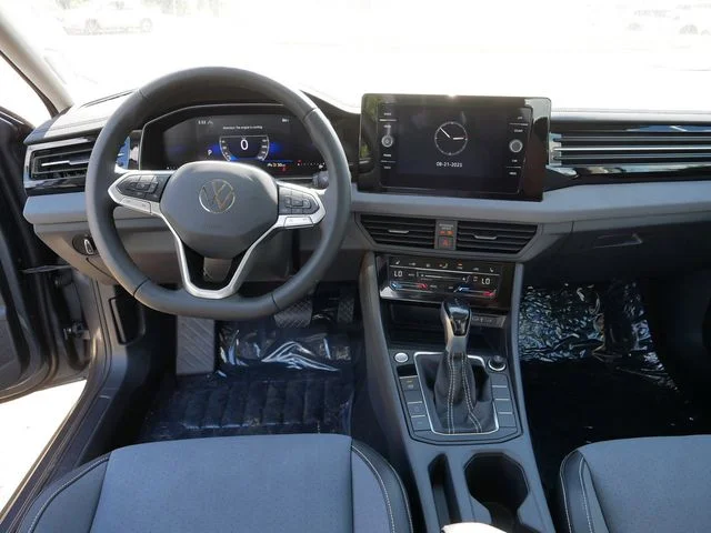 2025 Volkswagen Jetta SE - Photo 9