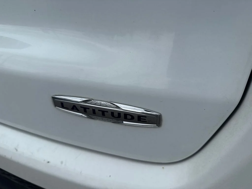 Used 2024 White/off-white Jeep Latitude image 8