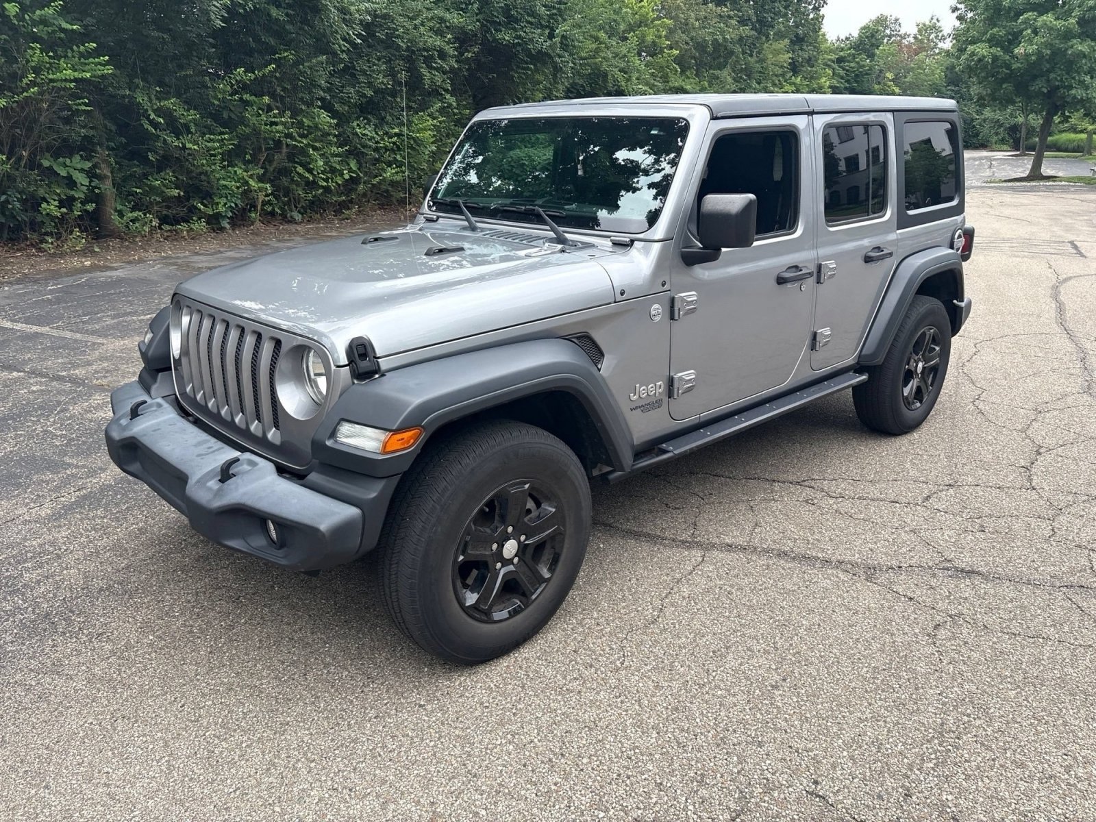 Used 2018 Billet Silver Metallic Clearcoat Jeep Sport S image 11