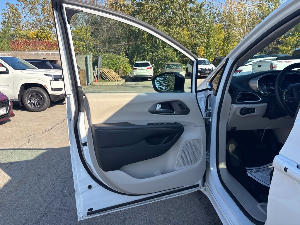 Used 2024 White Chrysler Touring L image 18