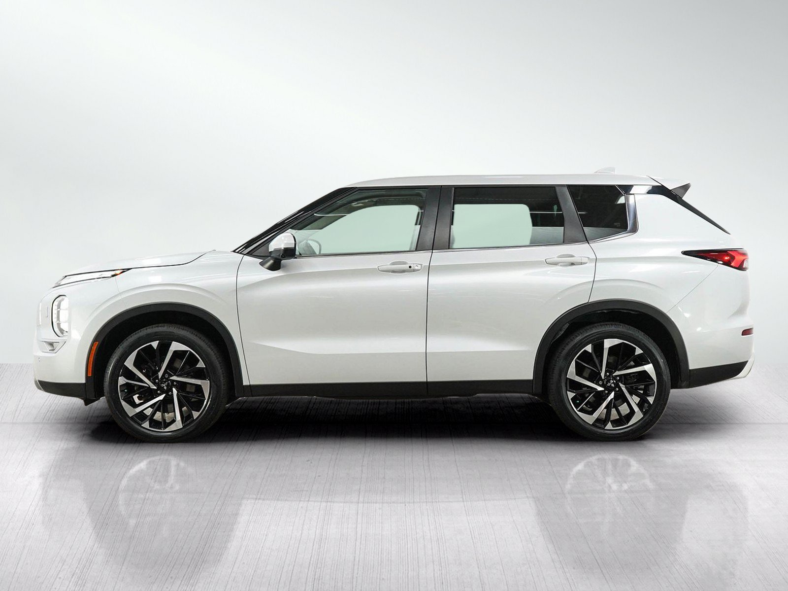 Used 2022 Mitsubishi Outlander SE with VIN JA4J4UA80NZ081034 for sale in Burnsville, Minnesota