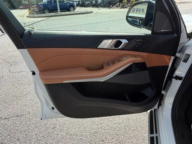 Used 2021 White BMW xDrive40i image 10