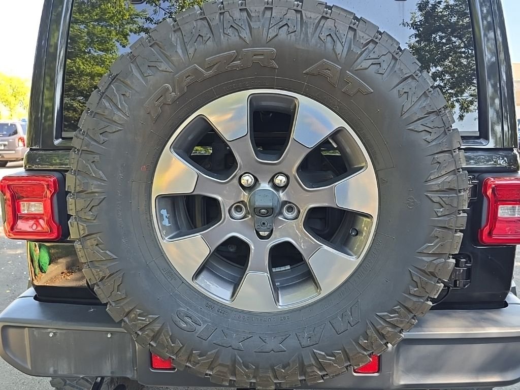 Used 2018 Black Jeep Unlimited Sahara image 9