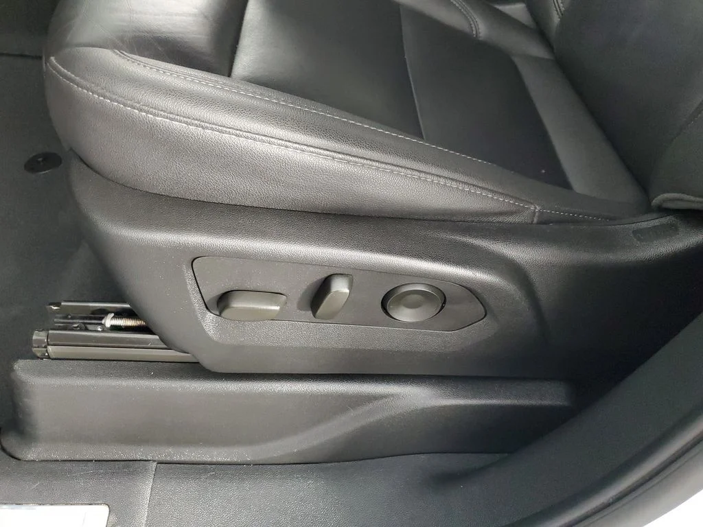 Used 2025 White Chevrolet LT image 27