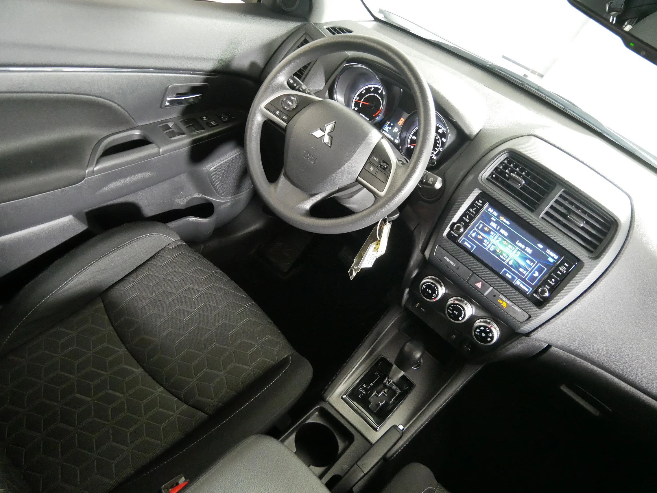 Used 2025 White Diamond Mitsubishi ES image 9