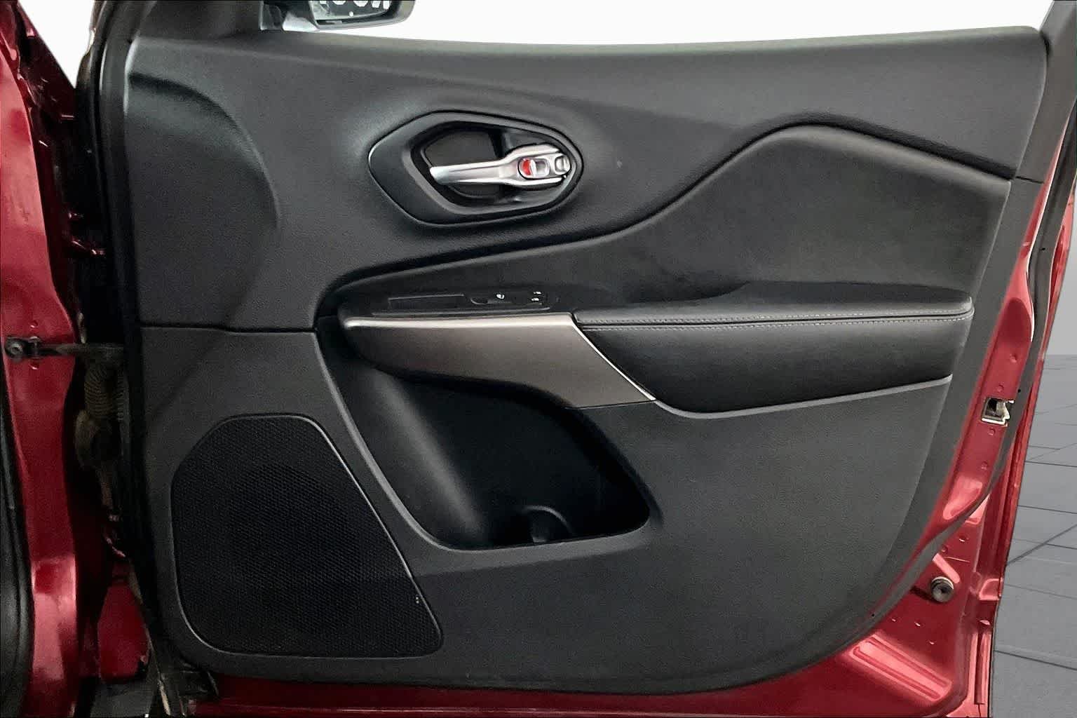 Used 2019 Velvet Red Pearlcoat Jeep Latitude image 22