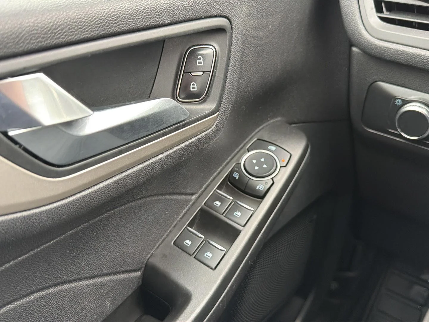 Used 2021 Velocity Blue Ford SE image 17