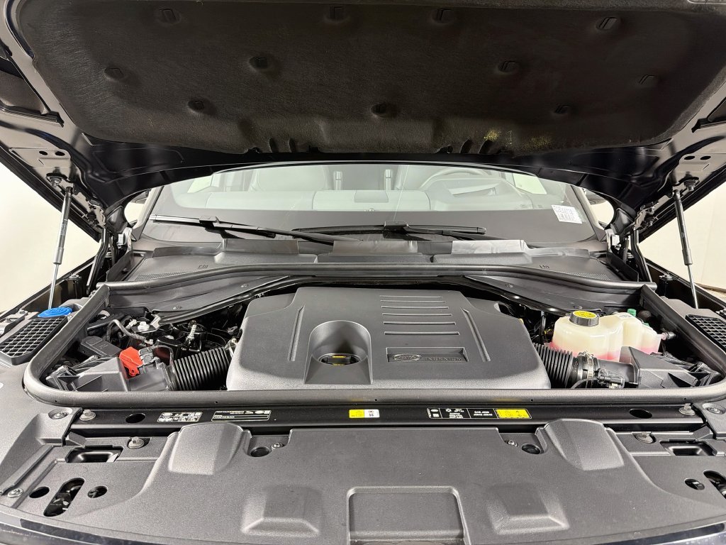 New 2027 Santorini Black Land Rover SE image 32