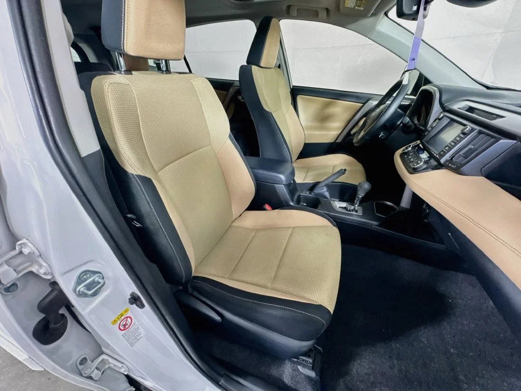 Used 2018 White Toyota XLE image 34