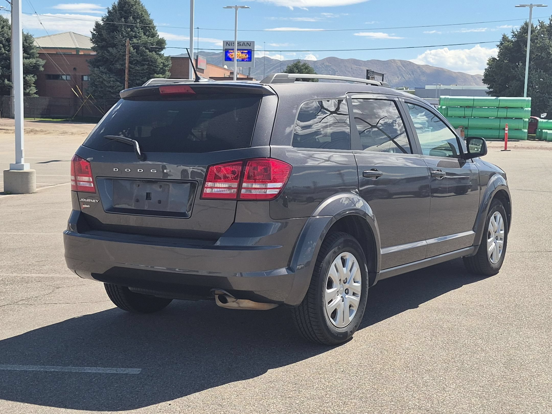 Used 2018 Granite Pearlcoat Dodge SE image 3