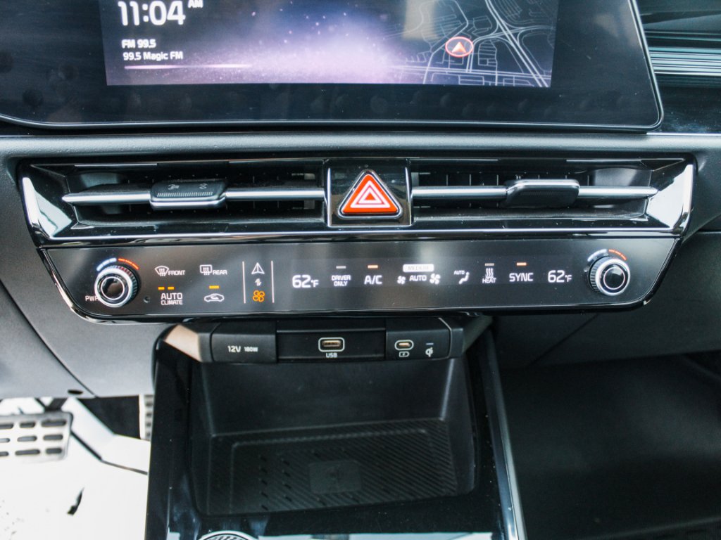 Used 2023 Snow White Pearl Kia Wave image 18