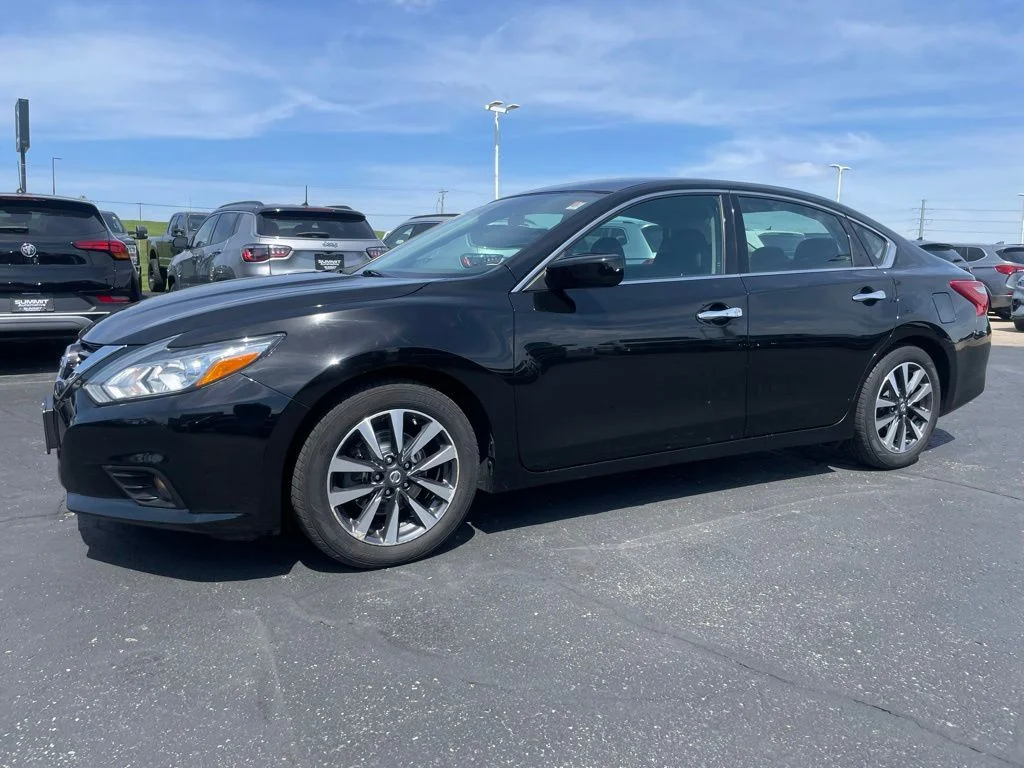 Used 2017 Super Black Clearcoat Nissan 2.5 SV image 6