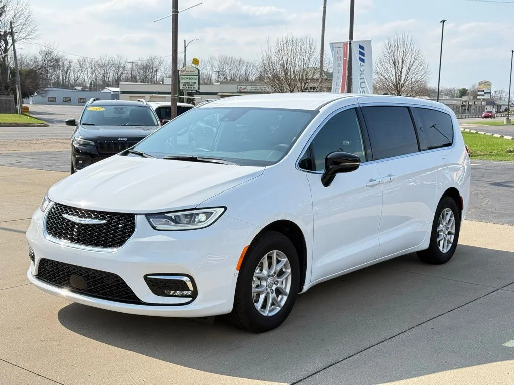 2025 Chrysler Pacifica Select - Photo 3
