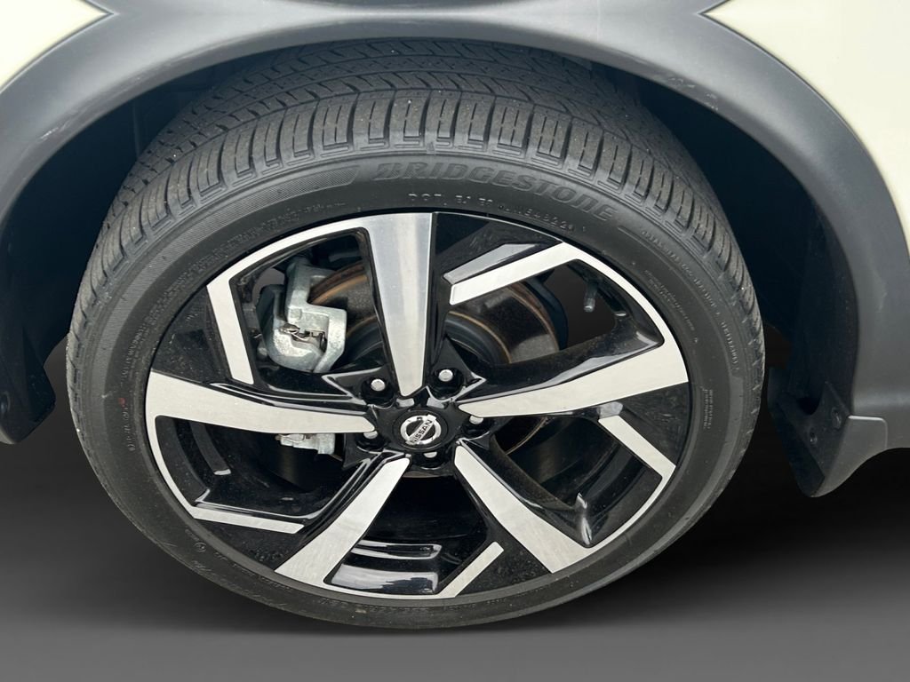 Used 2022 White Nissan SL image 14