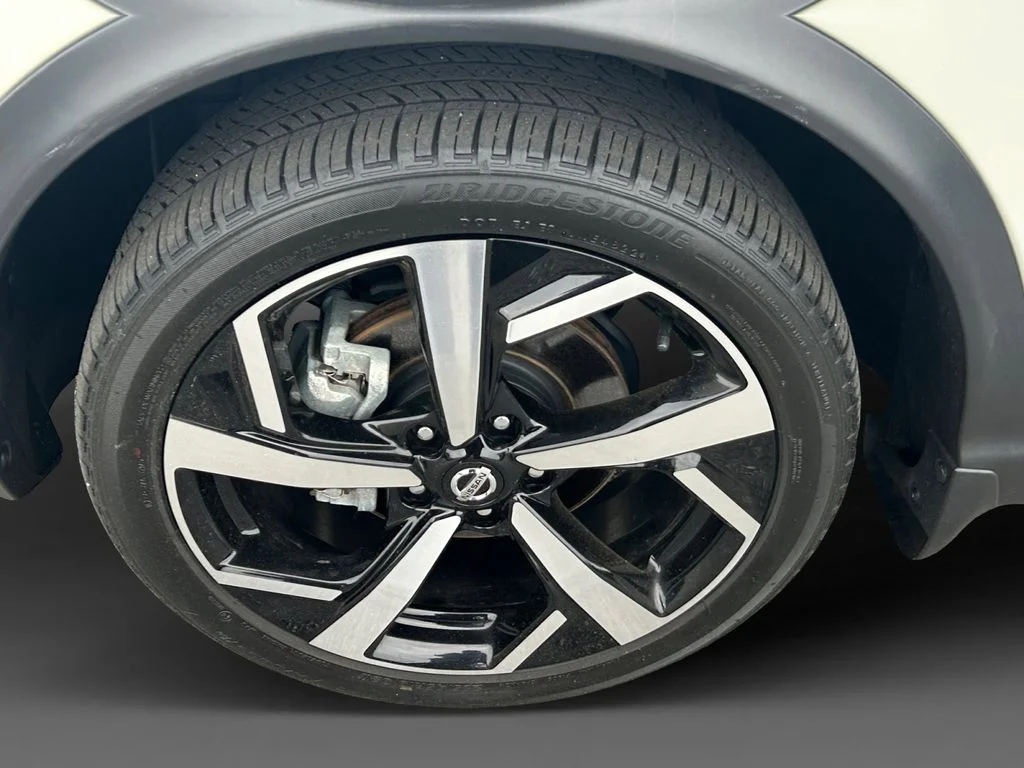 Used 2022 White Nissan SL image 14