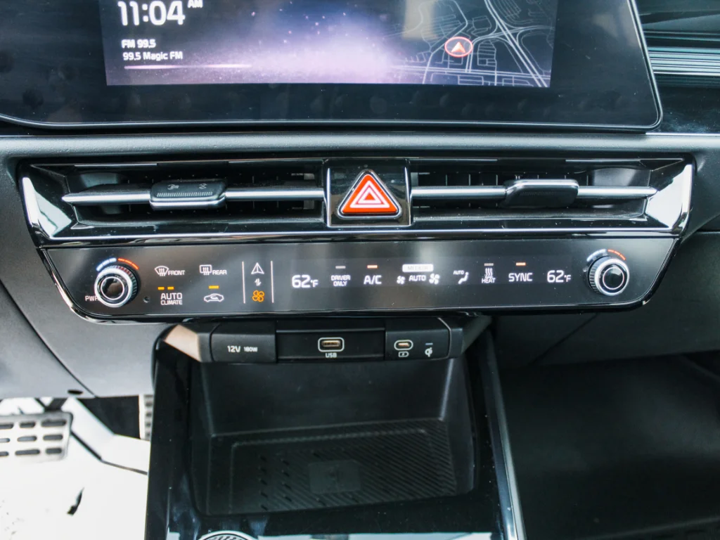 Used 2023 Snow White Pearl Kia Wave image 18