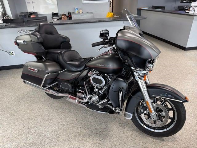 Used 2018 Gray Harley-Davidson ultra image 2