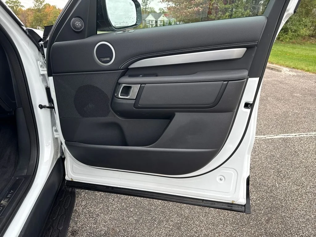 Certified Used 2025 White Land Rover Dynamic SE image 17