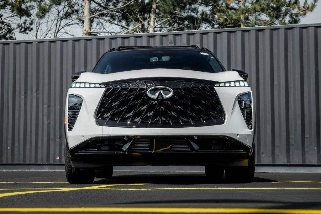 New 2027 2T RAD WHT INFINITI Sport AWD image 5