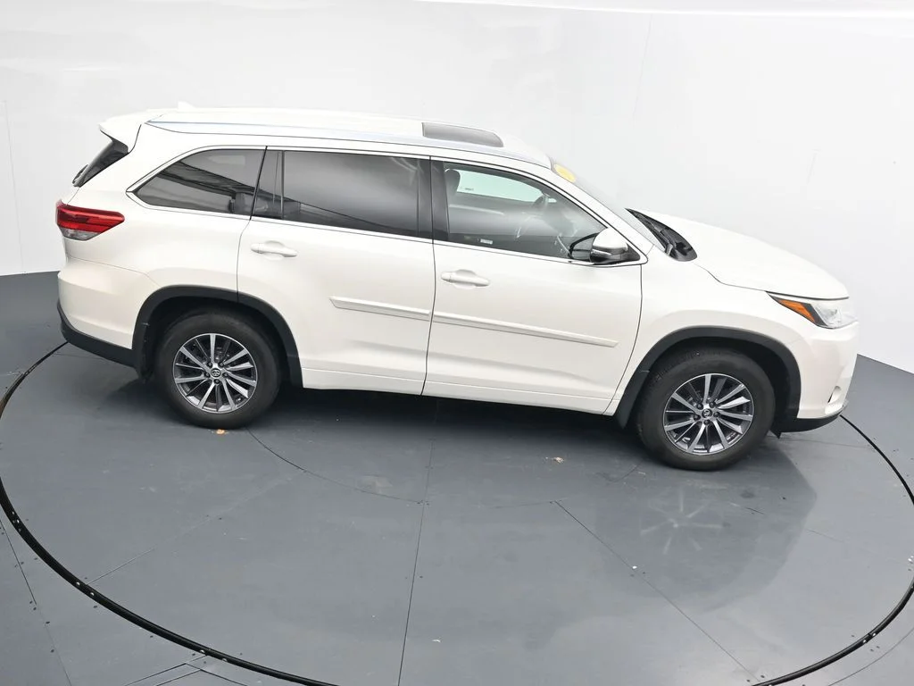 Used 2018 White Toyota XLE image 31